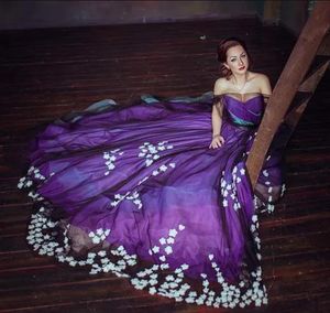 Şık mor artı boyutu balo elbiseleri çiçek aplike şeffaf illüzyon bileau boynu gece önlükleri bir el yapımı çiçek süpürme tren tül resmi elbise