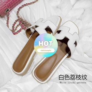 Tasarımcı H Terpkerler Kadınlar İçin Yaz Deri Moda Düz Dipli Plaj Ayakkabıları Dış Aşınma Seyahat Yeni Kore Versiyon Çok yönlü sandaletler 1 Hnge