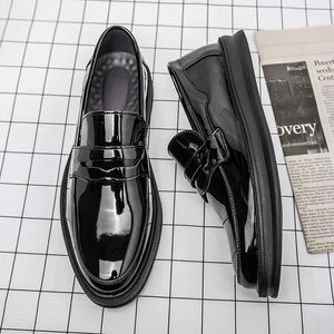 Sıradan Ayakkabı Erkekler İş Düğün Resmi Elbiseler Patent Deri Slip-On Oxfords Ayakkabı Siyah Beyaz Nefes Alabaş Daireler Yaz Somunlar