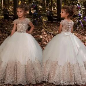 Elbiseler Güzel Mücevher Boyun Kapağı Kolları Küçük Çiçek Kız Elbiseler Dantel Aplikler Düğmeleri Geri Balo Elbise Organza Kızlar Pageant Giyim Gençlik