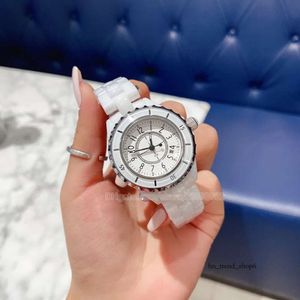 Lady's Quartz Chanells Watches Beyaz Seramik Safir Kristal Fabrika Elmas Dial 33mm H5698 Bayanlar Kadın Moda Saatleri Kadın Tasarımcı Bilek saati 628