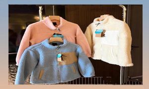 Kid Winter Jackets с длинным рукавом детской ламповой стенд на молнии на молнии.