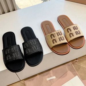 Tasarımcı Kadın Miui Sandal Düz Ayakkabı Kadınları Dokuma Saman Sandal Rattan Slipper Platform Espadrilles Slaytlar Yaz Düz Dış Mekan Sliders Plaj Rattan Ayakkabı Kutusu