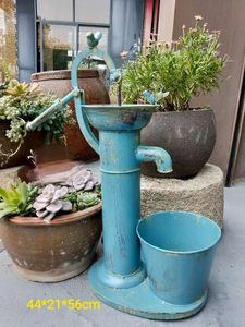 Антикварная синяя вода насосная насос цветочный горшок с металлической бочкой садовой кормочный кормление для ванны