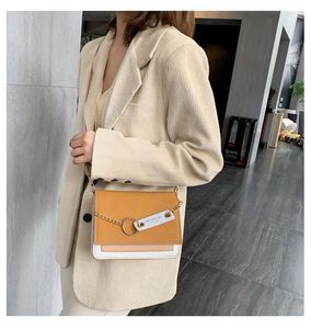 Omuz çantaları ovma çantası Kadınlar Sonbahar 2024 Moda Çok yönlü tek omuzlu çapraz vücut zinciri retro küçük kare cep telefonu