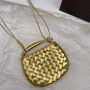 Tasarımcı çantası mini sardalya dokuma çanta omuz çantası, zarif ve şık sanatla birlikte metal kolları ve klasik dokuma ile gerçek inek derisi malzemesinden yapılmış