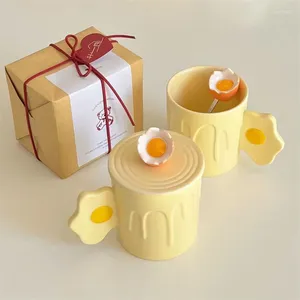 Кружки творческий мультфильм кофейная чашка набор милая керамика из желтого яйца с крышкой и спином молокового сока чай чайные чашки для воды