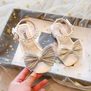 Yaz Kızlar Sandalet Moda İnci Pullar Rhinestone Bow Girls Prenses Ayakkabı Bebek Kız Peep Toe Partisi Ayakkabıları boyutu2536 240409