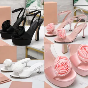 Zarif Yüksek Topuk Sandalet Saten Lüks Tasarımcı Ayakkabı Pembe Çiçek Dekorasyonları Kadın Düğün Ayakkabı Moda Platformları Topuklar Parti Sandal