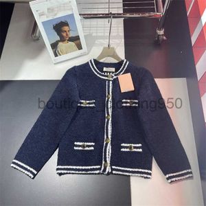 Designer Women's Jackets Coats 24 all'inizio della primavera Nuovo blu navy tinto Cardigan Cardigan con pulsanti di design a bordo intrecciato contrastanti abbinati a cardigan