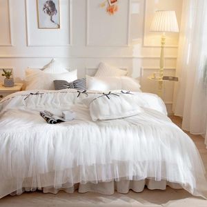 Yatak takımları beyaz prenses düğün seti pamuklu dantel yay fırfır yorgan kapağı düz renkli yatak örtüsü yatak etek yastık kılıfları ev tekstil