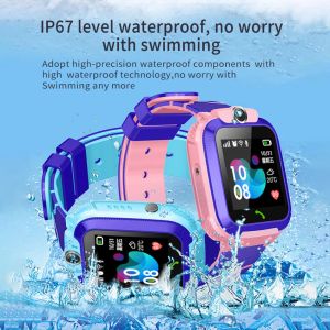 Смотреть Q12 Kids Smart Watch Sos Phone Watch SmartWatch Kids 2G SIM -карта Смартфон IP67 Водонепроницаемые детские часы Smart Watch Gift Clock