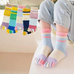 Erkek Çorap 5 Çift 2024 Birght renkli çocuklar Beş Parmak Uzun Yumuşak Pamuklu Bebek Erkek Kız Kızlar Renkli Çizgili Ayak 2-5-10