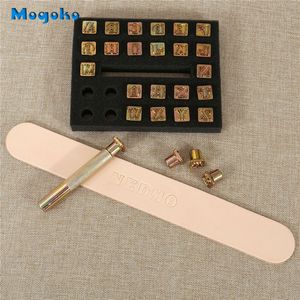 Mogoko Leathercraft Metal Alfabe Seti 13mm 26 Harf Deri Kemer Bagaj Çantası Logosu için Baskılı Metal Deri Delme Araçları