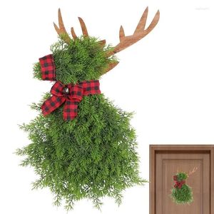 Flores decorativas da porta da coroa de Natal penduradas em decoração artificial de alces de pinho de pinheiro para decoração de festa em casa