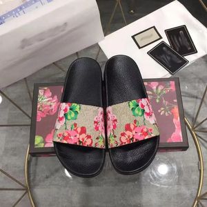 Дизайнерские сандалии для мужчин женщины Италия Роскошные цветочные парчовые тапочки дизайнеры скользят женские летние пляжные сандальные резиновые плоские дниты.