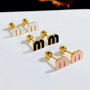 Paslanmaz çelik mektup m lüks tasarımcı saplama küpeleri kadınlar için moda markası mücevherler hassas sevimli küçük küpeler kulak yüzük aksesuarları