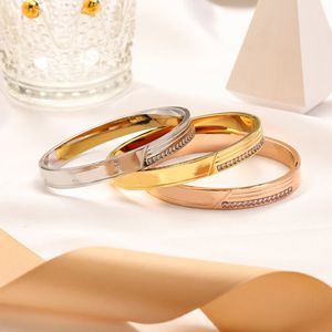 Дизайнерские браслеты из нержавеющей стали Высококачественные ювелирные изделия для ногтей для мужчин и женщин с алфавитными дизайнами Идеально подходят для вечеринок и праздничных подарков