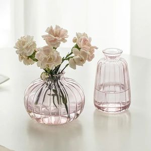 Dekoratif çiçek şişesi modern mini cam vazo çiçekler için şeffaf tomurcuk vazo oturma odası dekor masa süsleri 240408 için tasarlanmış