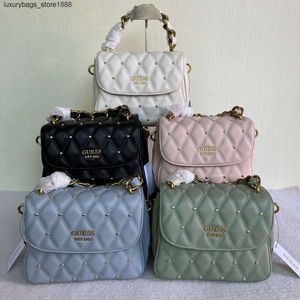 Handtasche Trendstil 85% Rabatt Factory Explosion Export Außenhandel Europa und Amerika Solid Color Diamond Grid Nietkette gewebtes Mode -Einzelschulter