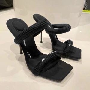Sandal Yaz Julie Lady Heels Mule Loafer Bale Partisi 2024 Yeni Stil Kaydırıcıları Turist Luxurys Tasarımcı Terlik Parti Seksi Erkekler Slayt Gelinlik Ayakkabı Sandale Kadınları