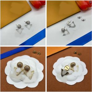 Tasarımcılar Dangle Küpeler Lüks Marka Crystal Ball Letters Stud Eardrop 18K Altın Gümüş Kaplama Küpe Kadın Düğün Partisi Takı Aksesuarları Hediye