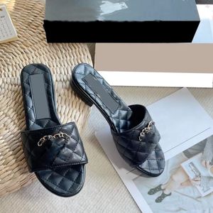Горячие дизайнерские женские тапочки на каблуках Классические черные низкие сандалии с цепью на открытом воздухе пляжные ползунки мулы шлепанцы.