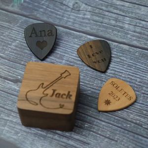 Cabos Guitar Box Box Graved Guitart Picker Walnut Wooden personalizado 4 PCs Picks Gifts Presente para filho Dropshipp