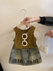 Yaz Kızlar Giysileri Setler Çocuklar fırfır yakalı örgü mektup nakış denim etek 2024 moda çocukları rahat kıyafet z7667