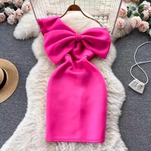 Vestidos casuais lady rosa rosa sexy um ombro arco curto vestido de festa 2024 verão coreano chique na cintura apertada slim embrulhado quadril