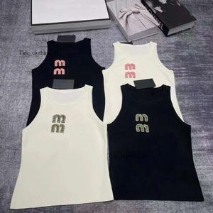Miu Yüksek Kaliteli Lüks Moda Kadın Giysileri Tasarımcı Kadın Seksi Yular Parti Top Tank Top Bahar Yaz Sırtsız T Shirt 783