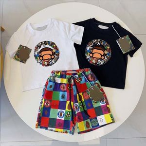 Tasarımcı Marka Çocuk T-Shirts Şort Setleri Bebek Giyim Seti Toddler Renkli Maymun Şortları Erkekler Kıyafetleri Yaz Beyaz Siyah Lüks Takip Gençlik 2-10 Yıl