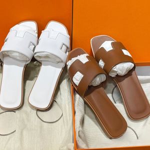 Tasarımcı Slaytlar Sandalet Kadın Plaj İzleri Orijinal Deri Klasik Marka Lüks Yaz Oran Sandalet Erkekleri Toz Çantası Boyutu EU35-42