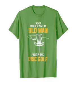 Disk Golf oynayan yaşlı bir adamı asla küçümseme tshrit014627134