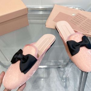 Женские кожаные мулы плоские тапочки повседневные туфли наполовину перетаскивающие шелковые атласные туфли с коробкой 551