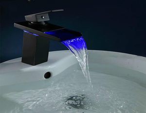 Black Water Powerd Torneira LED Bather Bathin Torneira Misturador de latão Tapefas Torneiras de cenário de guindaste frio TAP1618174