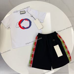 Çocuk Giyim Setleri Erkek Kız Bebek Takipleri Takım Mektuplar Baskı 2 PCS Lüks Tasarımcı T Shirt Kısa Pantolon Takım Moda Sıradan Spor Giysileri Üstler Moda Siyah Kırmızı Tee