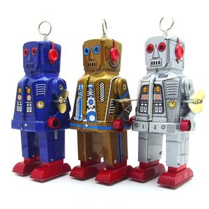 Смешная классическая коллекция ретро -часовые заводки в виде металлического ходьбы оловянно -космическое робот -робот -ключ для моторных игрушек Механический рождественский подарок 240401
