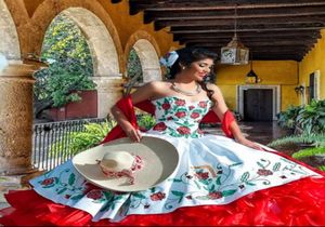 2018 Sexy New Red White Cetin Gowns Borderyer Dinceanera vestidos com contas doces 16 vestidos 15 anos vestidos de baile q958611132