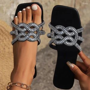 Sandalet kadınları göz kırpıyor yaz ayakkabıları 2024 kapalı açık terlik üzerinde kayma mujeres gündelik düz kadın