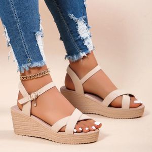 Elbise ayakkabıları kadınlar yaz moda düz renk kalın dip su elmas kolye yüksek topuk toka büyük eğimli düz sandalet Verano 2024
