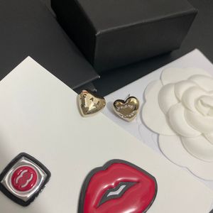 Lüks altın kaplı kalp şeklindeki küpeler marka tasarımcısı romantik aşk hediyesi butik küpeler yüksek kaliteli küçük elmaslar yüksek kaliteli hediye kutusu parti