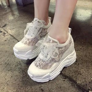 Sıradan Ayakkabı Kadınlar Vulkanize Spor Ayakkabı Platformu 14cm Kama Topuk İpek Yay Beyaz Kadın İçi Boş Dantal Dantel Up Sports Yüksek Topuklu
