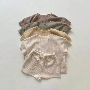 Şort 2pcs Yaz Yaz Erkek Kızlar Giyim Setleri Düz Renk Yumuşak Gevşek Kısa Kollu Drawstring Shorts Waffle Kıyafetler Çocuklar Örme Takımları