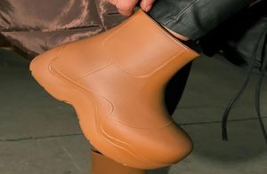 Современные модные сапоги дождевых сапог сплошные водонепроницаемые эластичные верхние толстые плоские платформы подошва круглая нога без скольжения дизайн бренда Ladies Shoes 2204330888