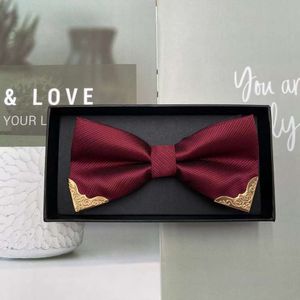Casamento de ponta, noivo, melhor homem, vinho vermelho arco britânico, gravata borboleta de cor sólida, tendência formal de terno