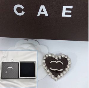 Klasik tasarımcı siyah şeftali kalp broş yüksek kaliteli cazibe hediye mücevher broş yüksek kaliteli doğum günü partisi mücevher kutusu gümüş kaplama broş