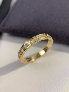 Kadın Altın İnce Tasarımcı Yüzüğü Aşk Tam Elmaslar veya 8 Elmas Yüzük En Kalite V-Gold 18K Altın Kaplama Yüzükler Kız Hediye Takı için Klasik Premium Kutu