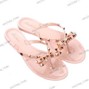 Bej Siyah Kadın Terlik Saplamalar Jelly Clear Sandals Kadınlar Yaz Ayakkabıları Perçin Havuz Slayt Lady Moda Adam Sandal Düz Ayakkabı Sıradan Ayakkabı Terlik Boyutu 36-41