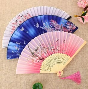 Смешайте цвет китайского стиля шелковой ручной вентиляторы свадьбы напечатаны цветочной бабочкой деревянная ручка свадебных танцев с кисточками FY5912 0423